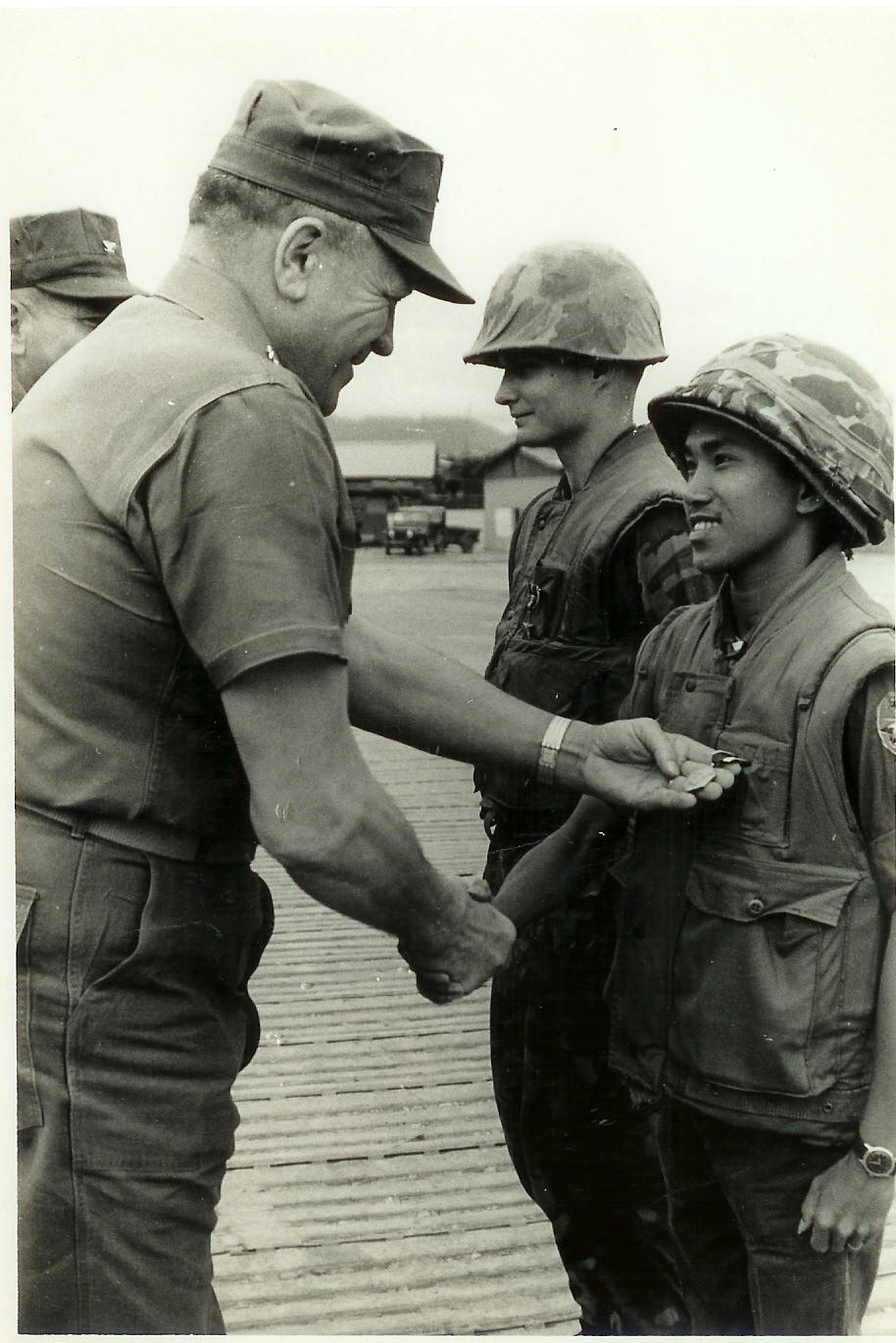 General Walt presents Bronze star to Xan