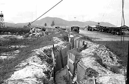 1967_12_Phu_Bai_trench_line_Wagner