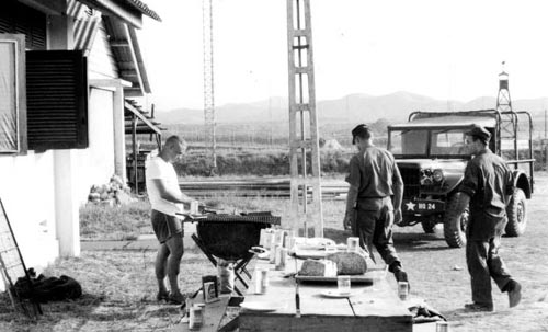 1968_00_Tom_Hannahs_Phu_Bai_BBQ
