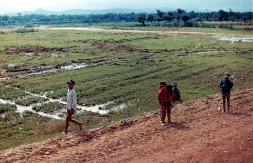 1969_09_vietnam_dong_ha_kids_swan