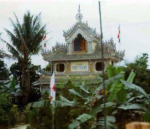 1970_04_vietnam_dong_ha_to_danang_church